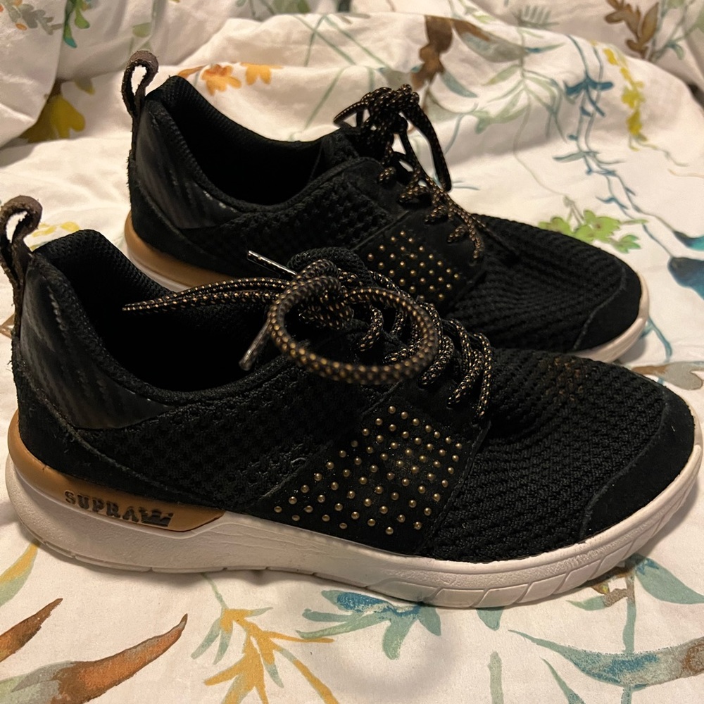 Womens supras 7.5 sneakers black and gold